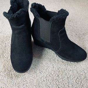 White Mountain Black velvet boots EUC